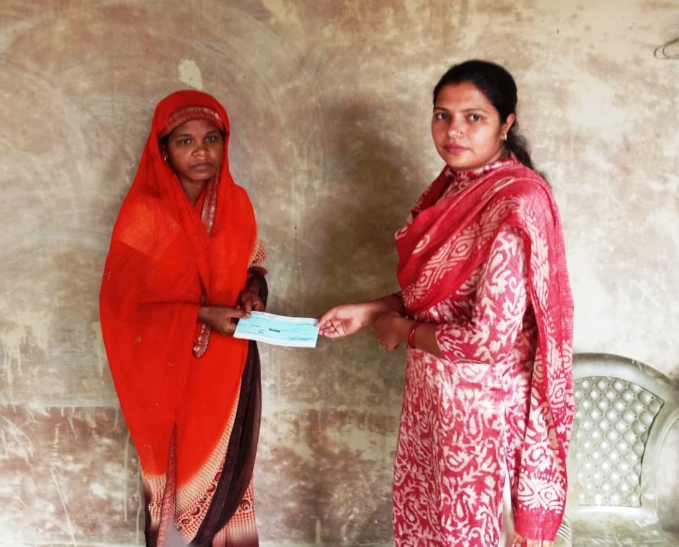 विद्युत तार के चपेट में मृत श्री राठिया की पत्नी को विद्युत विभाग ने दी 4 लाख रुपये की सहायता राशि