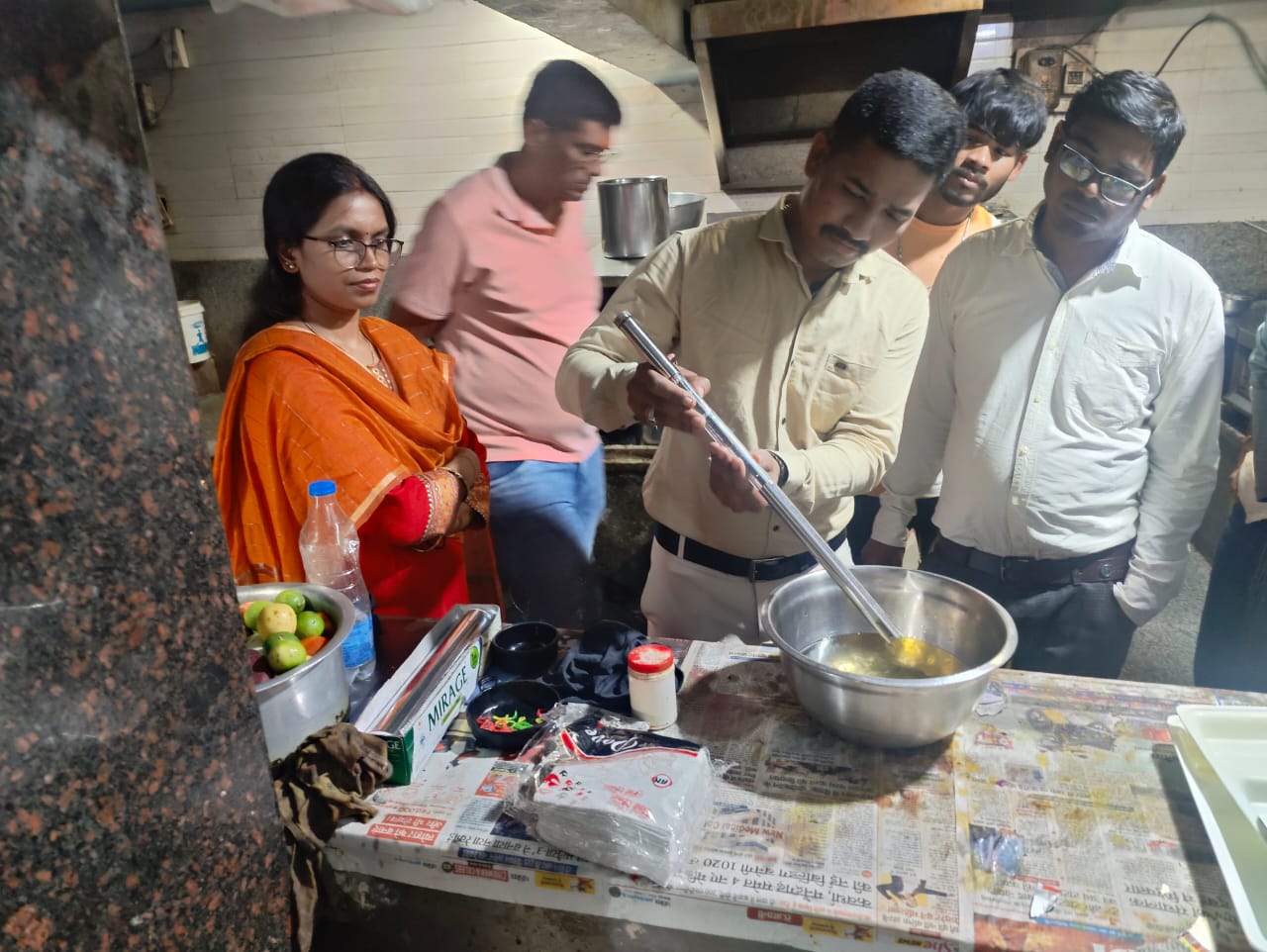 खाद्य एवं औषधि प्रशासन की टीम ने सारंगढ़ के होटलों में की जांच