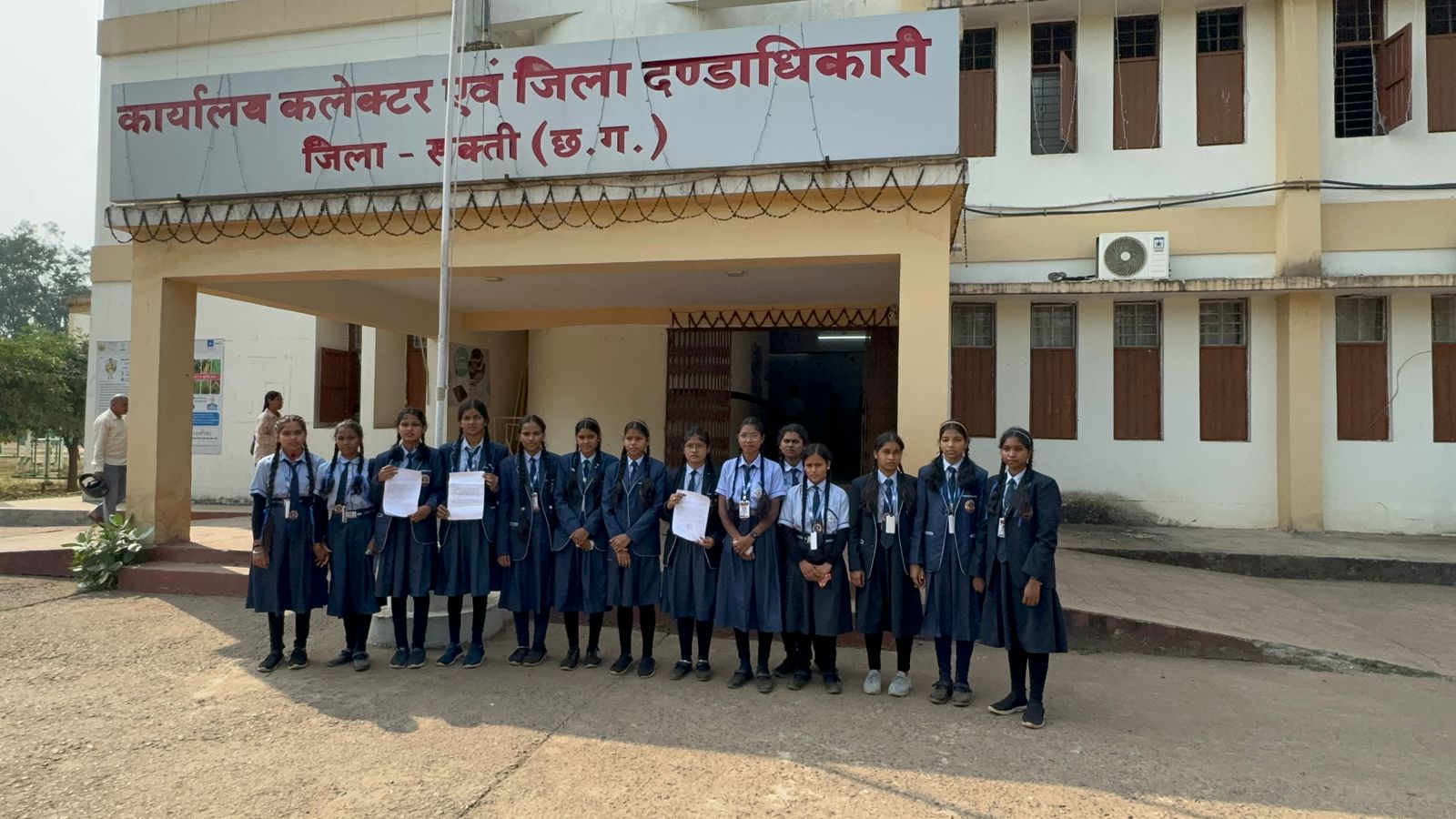 स्थानांतरण हुए शिक्षकों को यथावत रखने कि मांग को लेकर छात्राओं ने कलेक्टर व जिला शिक्षा अधिकारी को सौपा ज्ञापन