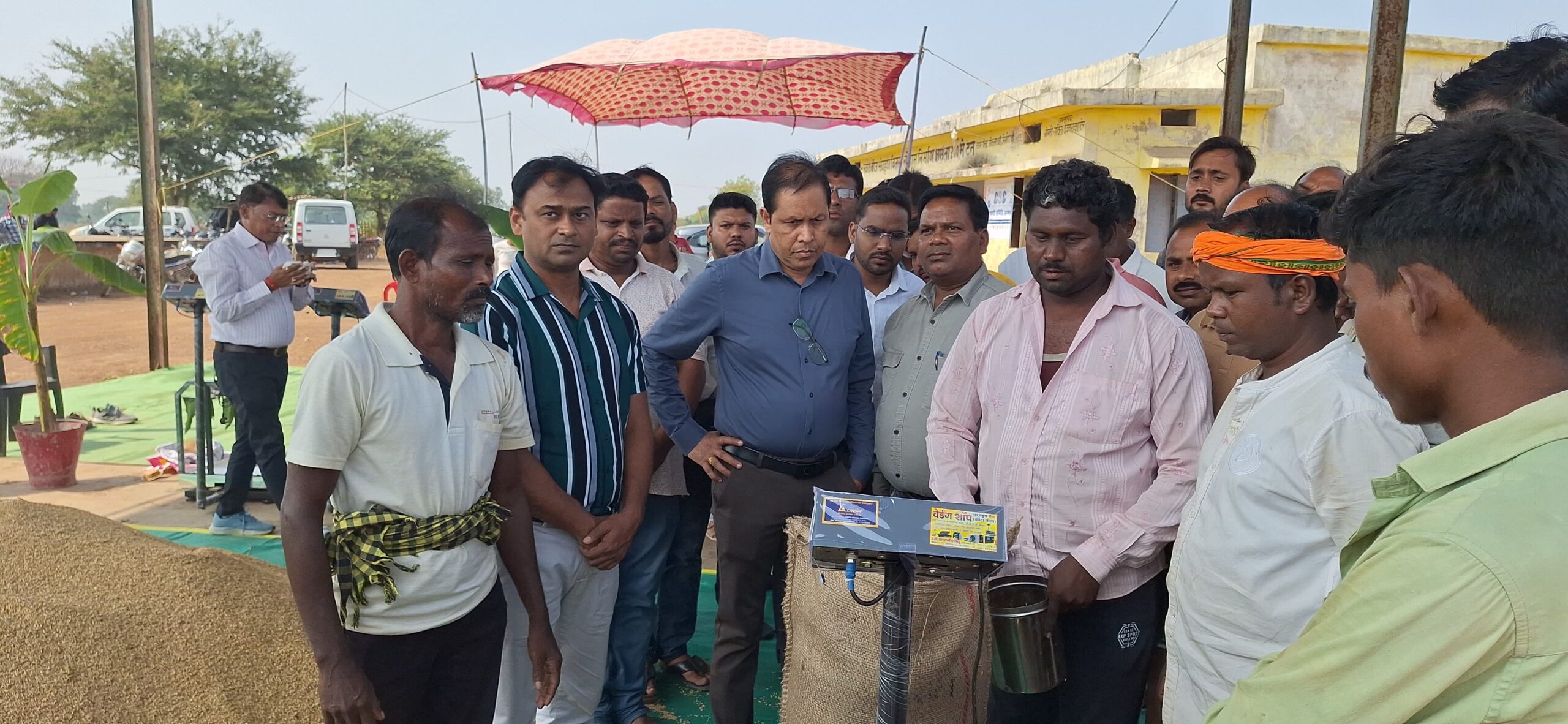 कलेक्टर धर्मेश साहू ने विधि विधान से किया धान खरीदी का शुभारंभ