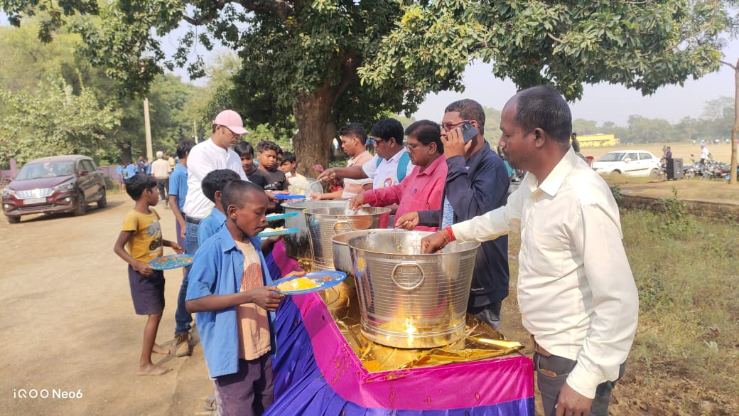 संयुक्त शिक्षक संघ की मेजबानी में हुआ सबसे बड़ा न्योता भोज