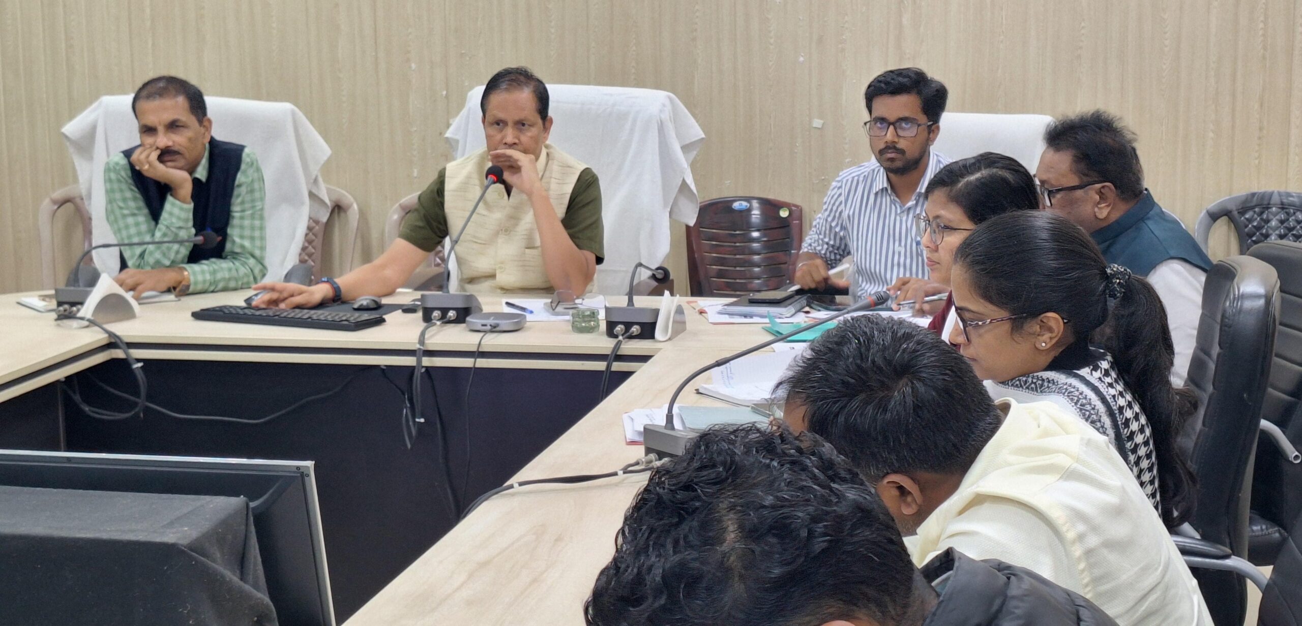 कलेक्टर धर्मेश साहू ने त्रिस्तरीय पंचायत और नगरीय निकाय चुनाव के संबंध में बैठक ली