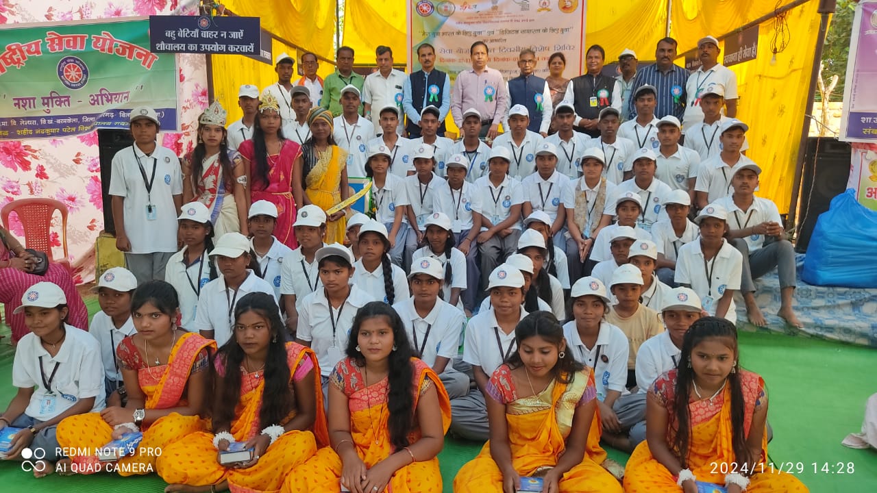 बिरनीपाली में कलेक्टर धर्मेश साहू ने एनएसएस छात्रों को किया मोटिवेट