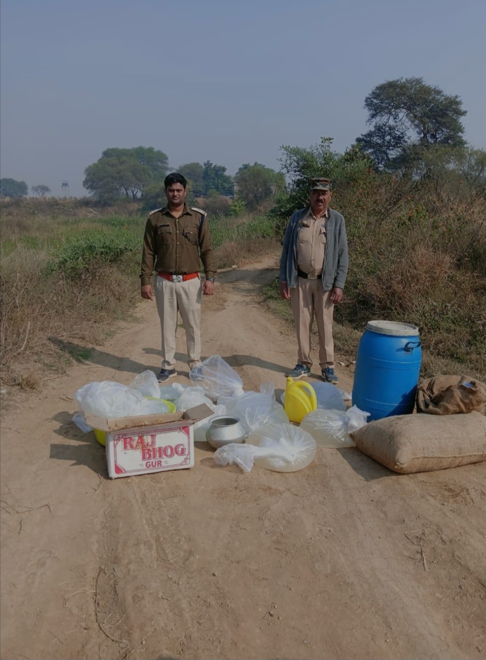 सरसीवां आबकारी टीम ने लगभग 1.80 हजार के अवैध शराब उत्पाद जप्त की