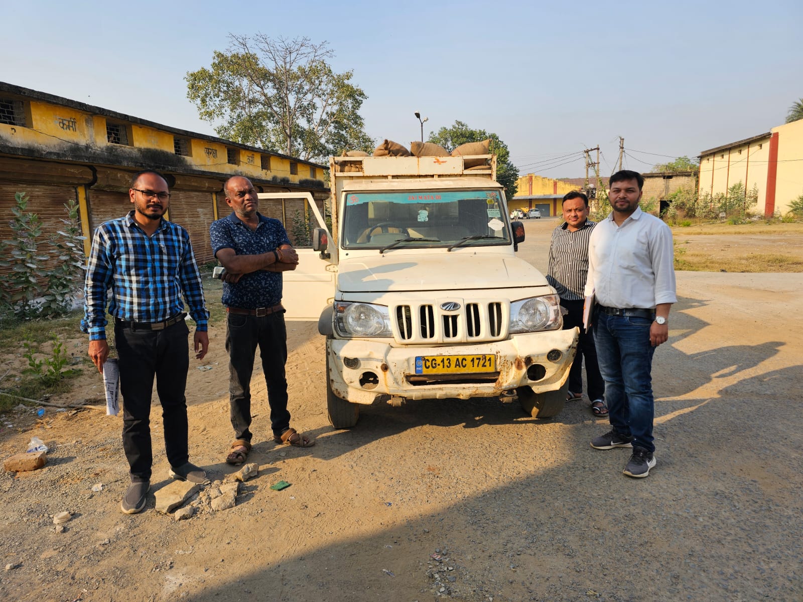 पिकअप सहित 40 बोरी अवैध धान जप्त