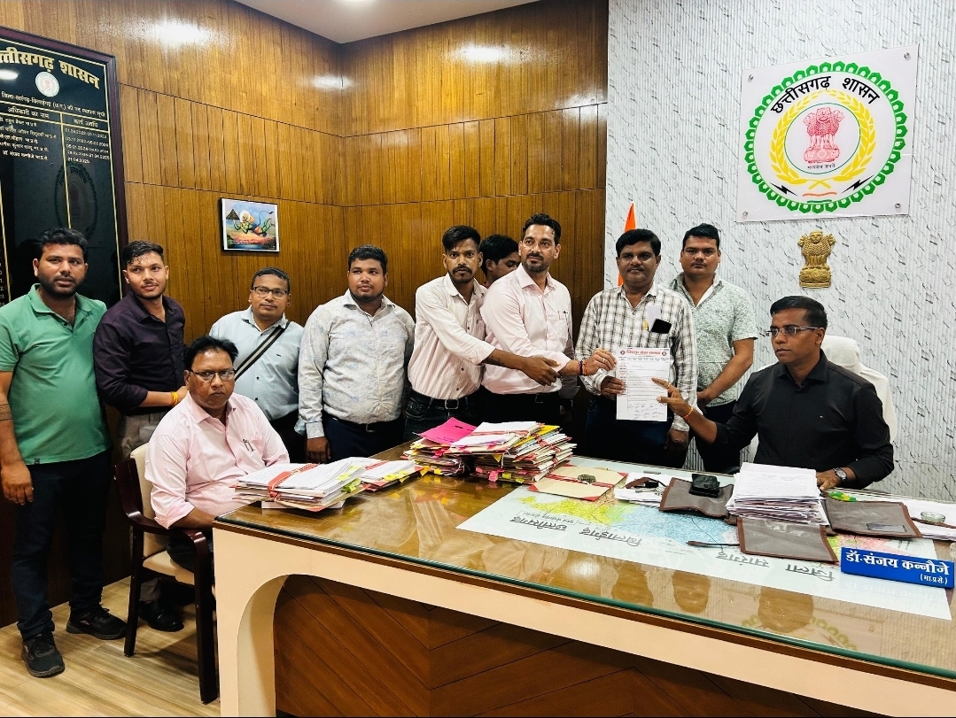 वन विभाग सामान्य एसडीओ अमिता गुप्ता पर कार्यवाही के लिए प्रेस क्लब ने दिया ज्ञापन*पूर्व में भी वन भूमि की गलत जानकारी देने जांच में हुआ था खुलासा*लाखो के पौधरोपण में ही बचे है गिनती के पेड़*