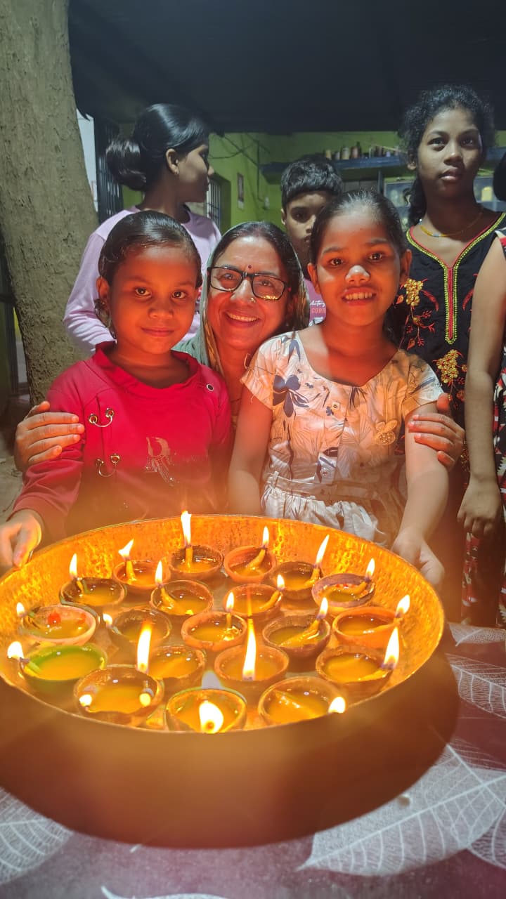 दिव्यांगजन विशेष स्कूल और सियान सदन में दीपावली पर्व मनाया गया …