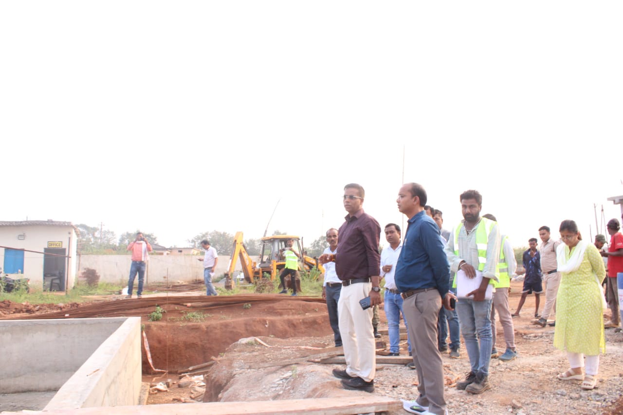 सरिया में वाटर फ़िल्टर प्लांट के निर्माण का कलेक्टर ने किया अवलोकन