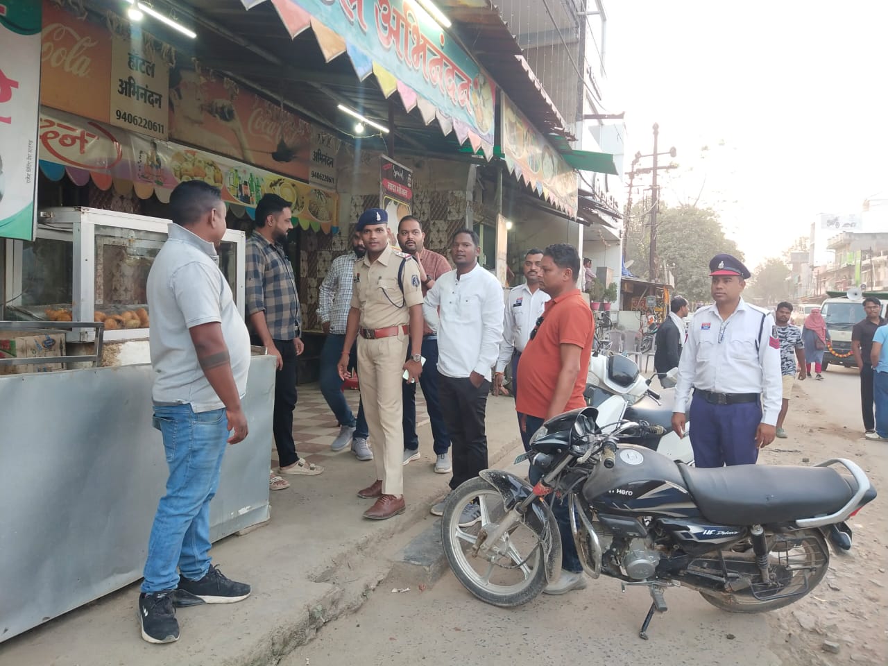 सड़क पर दिखने लगा कलेक्टर एसपी के निर्देश का असरसारंगढ़ के सड़क में सुगम यातायात के बाधा को मुक्त कराने की मुहीम