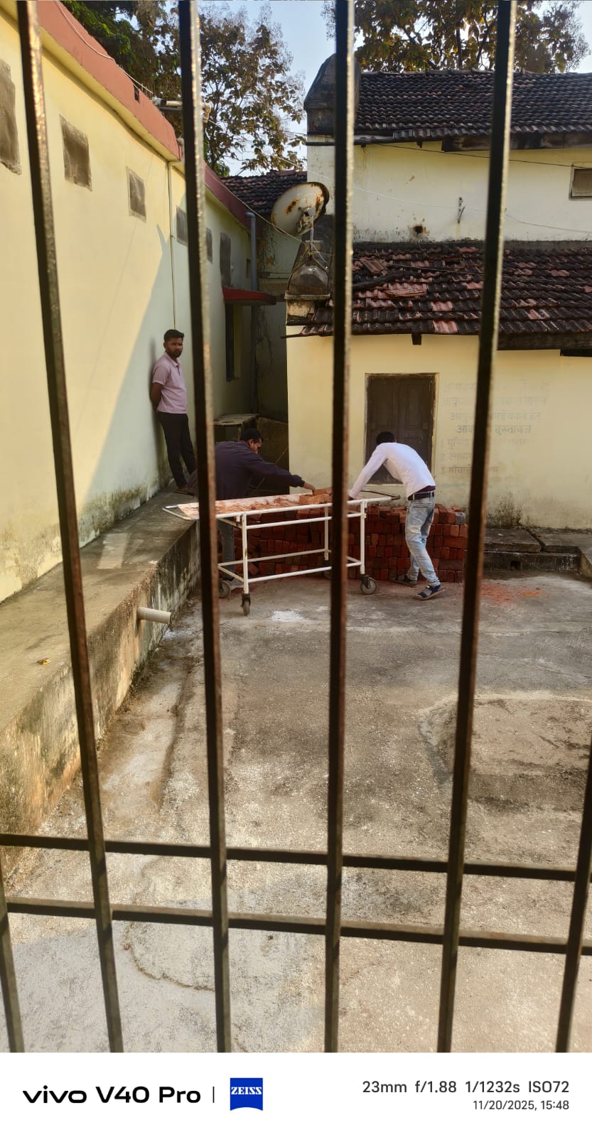 क्या मरीजों का स्ट्रेचर अब ईंट ढोने के काम आएगा