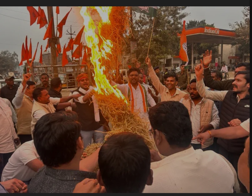 सारंगढ़ भारत माता चौक में कांग्रेस ने ईडी कार्रवाई के विरोध में किया पुतला दहन