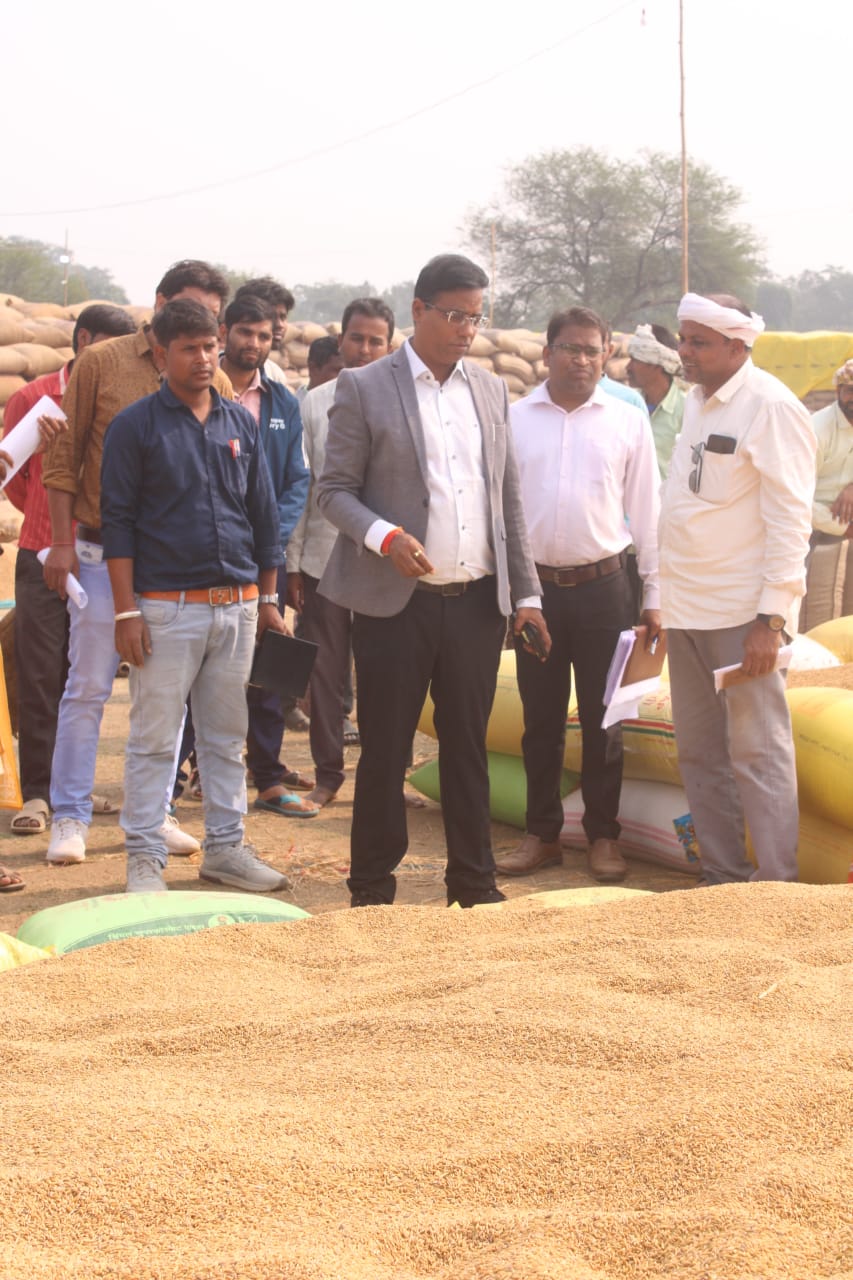 कलेक्टर डॉ कन्नौजे ने कई धान खरीदी केंद्रों का निरीक्षण कर व्यवस्थाओं का लिया जायजा