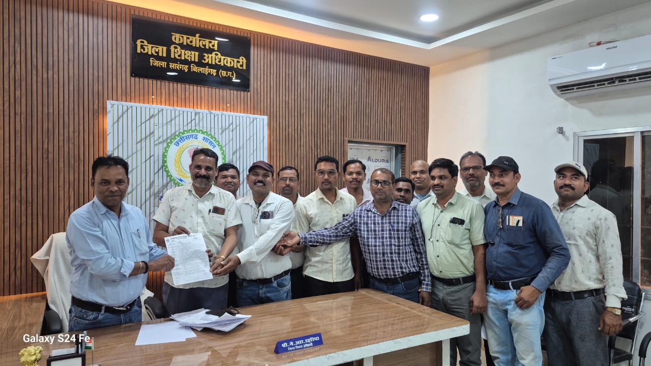जिला शिक्षा अधिकारी से मिला संयुक्त शिक्षक संघ,स्थानीय समस्याओं के निराकरण की रखी मांग