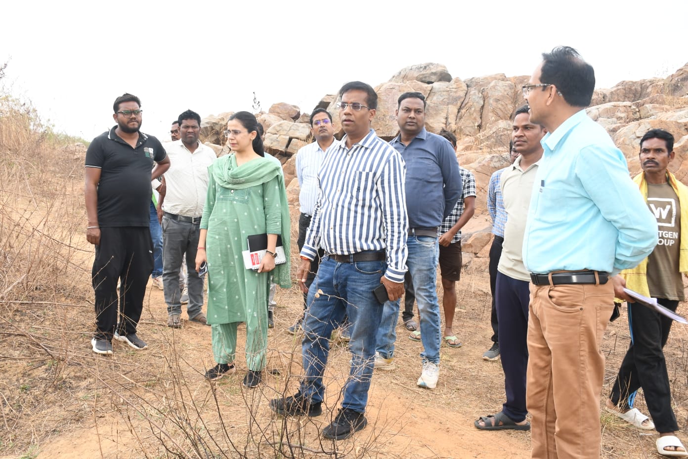 किसानों की समस्या सुन, तालाब निरीक्षण करने पैदल गए कलेक्टर डॉ संजय कन्नौजे