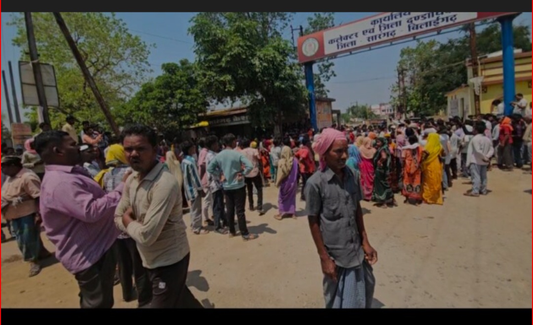 चूना खदान के विरोध में हजारों ग्रामीणों ने निकाली रैली, कलेक्टर को सौंपा ज्ञापन