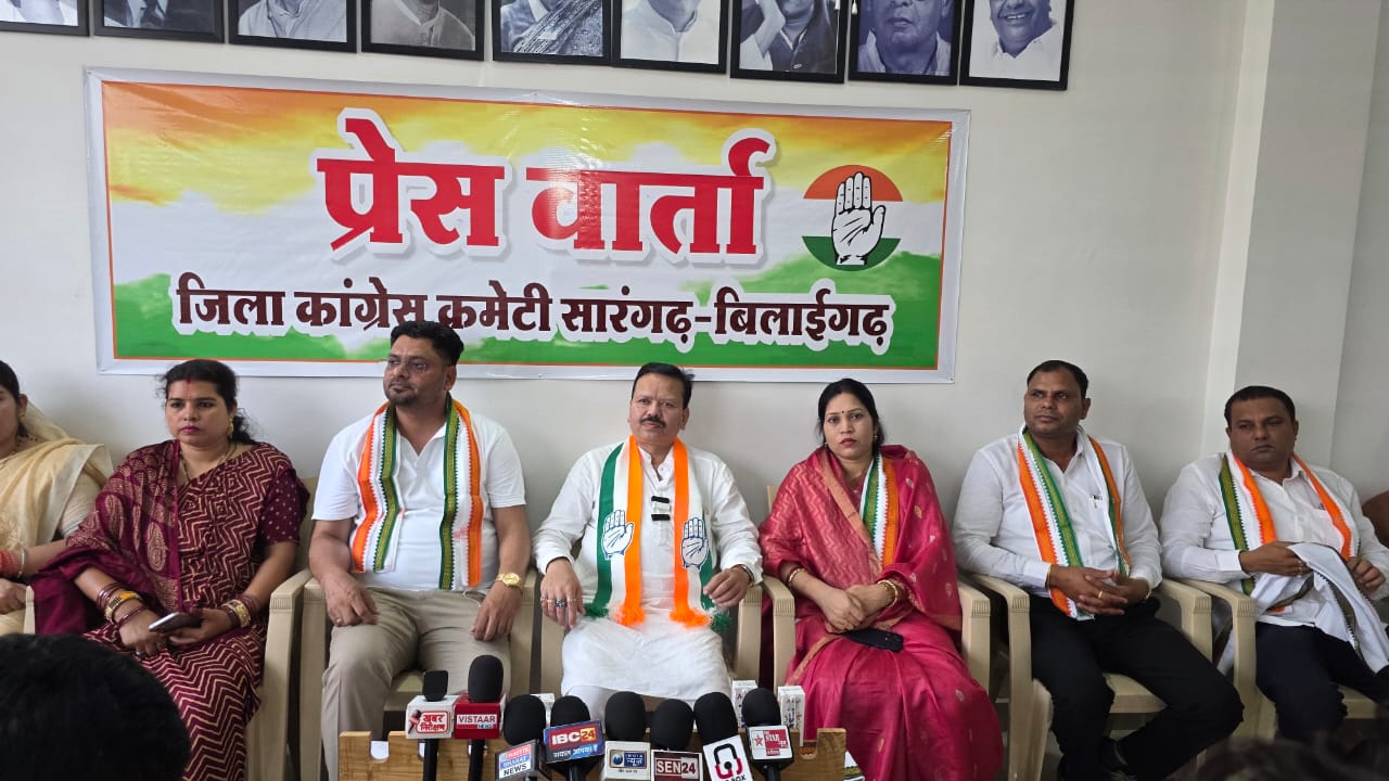 पूर्व संसदीय सचिव विनोद चंद्राकर ने प्रेस वार्ता में मंहगाई के लिए भाजपा को पूरी तरह कोसा