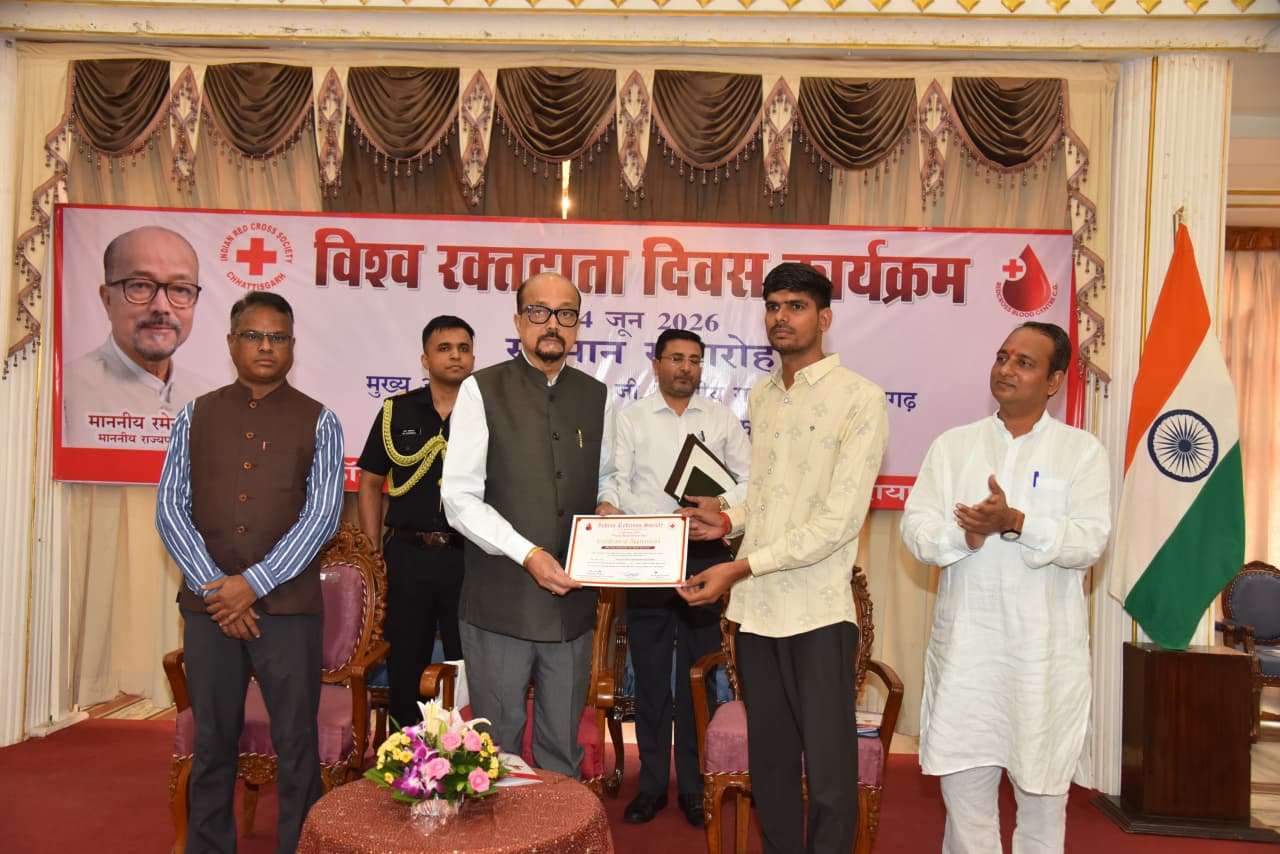 विश्व रक्तदाता दिवस पर खिलेश साहू राज्यपाल के हाथों सम्मानित