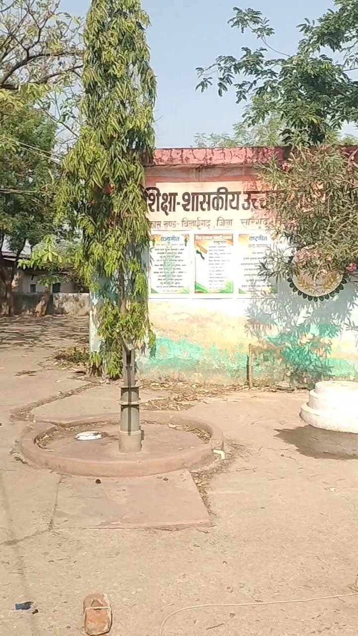 बालपुर के स्वामी आत्मानंद स्कूल में अनियमितताओं का आरोप, कलेक्टर से जिला स्तरीय जांच की मांग